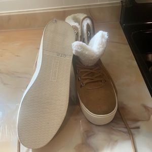 Marc fisher sneaker great condition